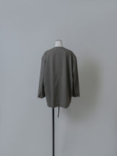 画像をギャラリービューアに読み込む, 【2025SS PRE ORDER】V COLLAR LIGHT JACKET
