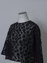 画像をギャラリービューアに読み込む, 【2026SS PRE ORDER】SHEER JACQUARD CROPPED BLOUSE