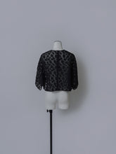 画像をギャラリービューアに読み込む, 【2026SS PRE ORDER】SHEER JACQUARD CROPPED BLOUSE
