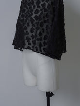 画像をギャラリービューアに読み込む, 【2026SS PRE ORDER】SHEER JACQUARD CROPPED BLOUSE