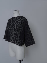 画像をギャラリービューアに読み込む, 【2026SS PRE ORDER】SHEER JACQUARD CROPPED BLOUSE