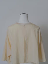 画像をギャラリービューアに読み込む, 【2026SS PRE ORDER】BACK SLIT CROPPED BLOUSE