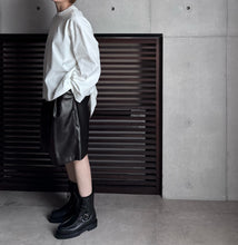 画像をギャラリービューアに読み込む, 【2026AW PRE ORDER】ECO LEATHER 2TUCK HALF PANTS