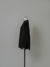 画像をギャラリービューアに読み込む, 【2024AW PRE ORDER】SHOULDER TACK BLOUSE
