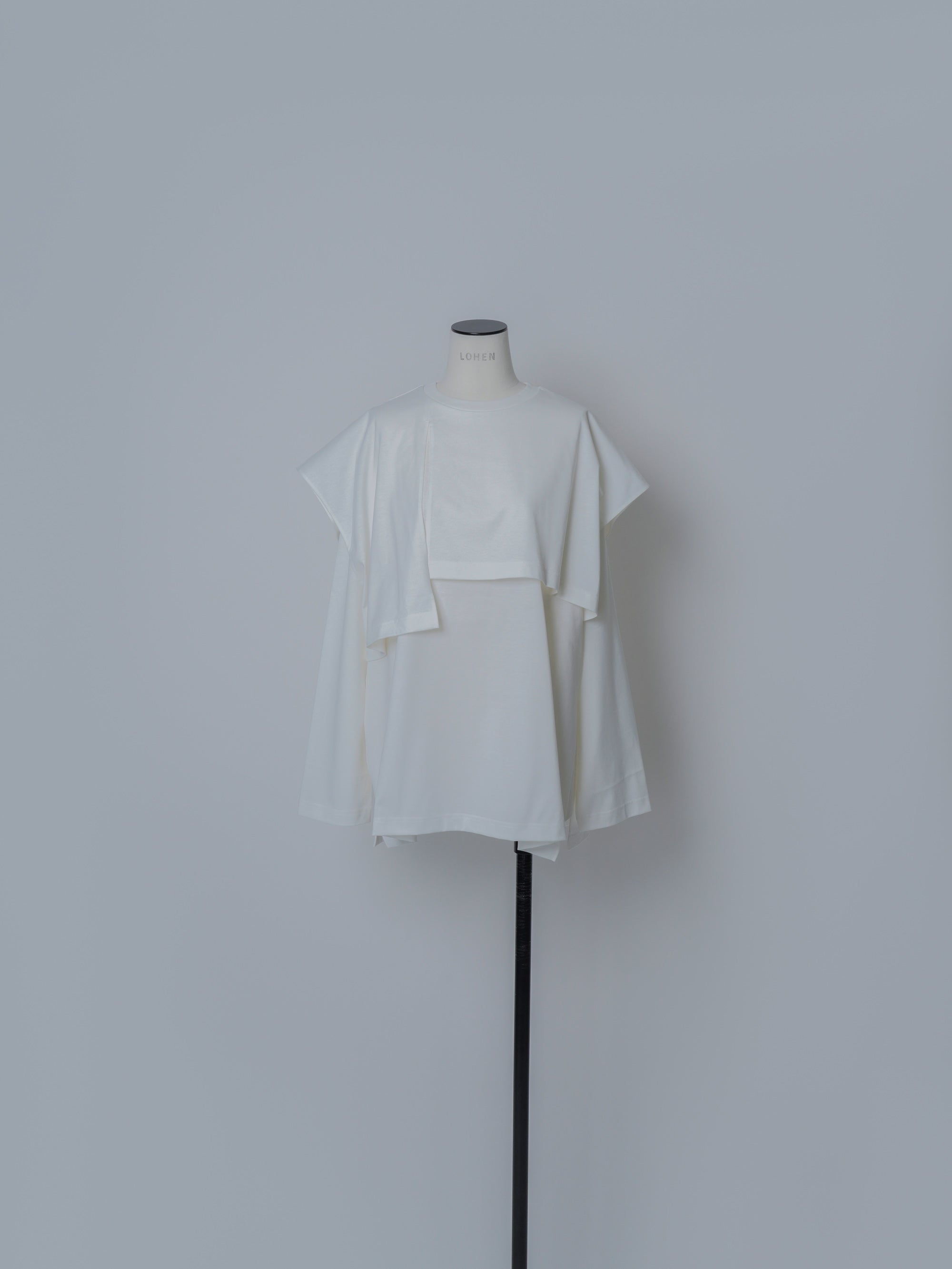 LOHEN ローヘン ボキシーライン　クロップドTシャツ　ホワイト 2024AW PRE ORDER】Voxy line cropped T shirt – LOHEN