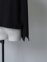 画像をギャラリービューアに読み込む, 【2026SS PRE ORDER】　BACK SLIT COMBI BLOUSE
