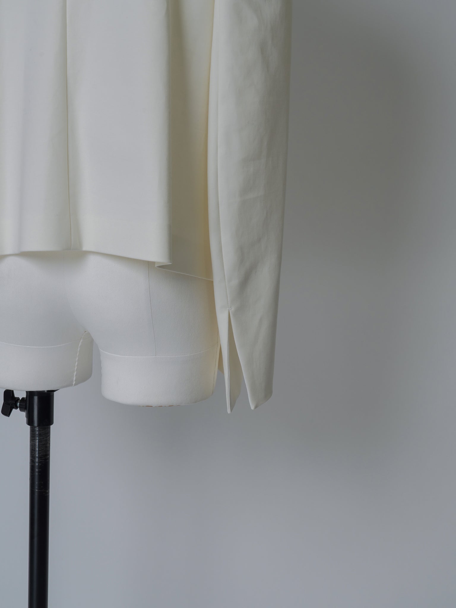 2026SS PRE ORDER】 BACK SLIT COMBI BLOUSE – LOHEN