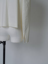 画像をギャラリービューアに読み込む, 【2026SS PRE ORDER】　BACK SLIT COMBI BLOUSE
