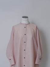 画像をギャラリービューアに読み込む, 【2026SS PRE ORDER】BAND COLLAR SHEER SHIRT
