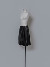 画像をギャラリービューアに読み込む, 【2026AW PRE ORDER】ECO LEATHER 2TUCK HALF PANTS
