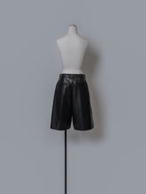 画像をギャラリービューアに読み込む, 【2026AW PRE ORDER】ECO LEATHER 2TUCK HALF PANTS
