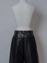 画像をギャラリービューアに読み込む, 【2026AW PRE ORDER】ECO LEATHER 2TUCK HALF PANTS
