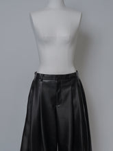 画像をギャラリービューアに読み込む, 【2026AW PRE ORDER】ECO LEATHER 2TUCK HALF PANTS
