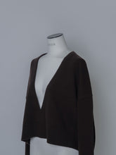 画像をギャラリービューアに読み込む, 【2025AW PRE ORDER】V NECK CROPPDE KNIT
