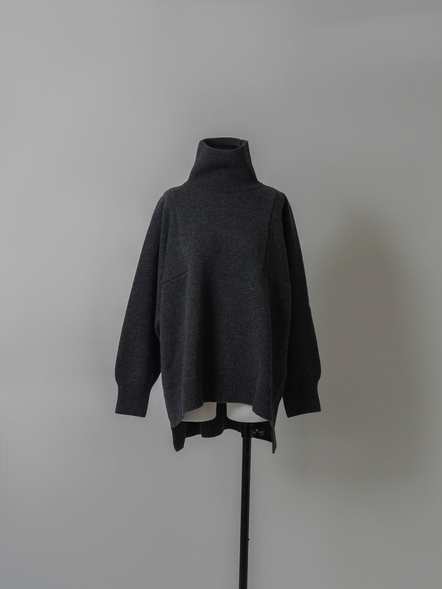 再販】スクエアカットスリーブハイネックニット – LOHEN