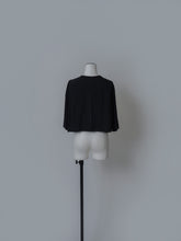 画像をギャラリービューアに読み込む, 【2026SS PRE ORDER】BACK SLIT CROPPED BLOUSE

