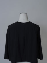 画像をギャラリービューアに読み込む, 【2026SS PRE ORDER】BACK SLIT CROPPED BLOUSE
