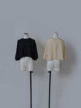 画像をギャラリービューアに読み込む, 【2026SS PRE ORDER】BACK SLIT CROPPED BLOUSE
