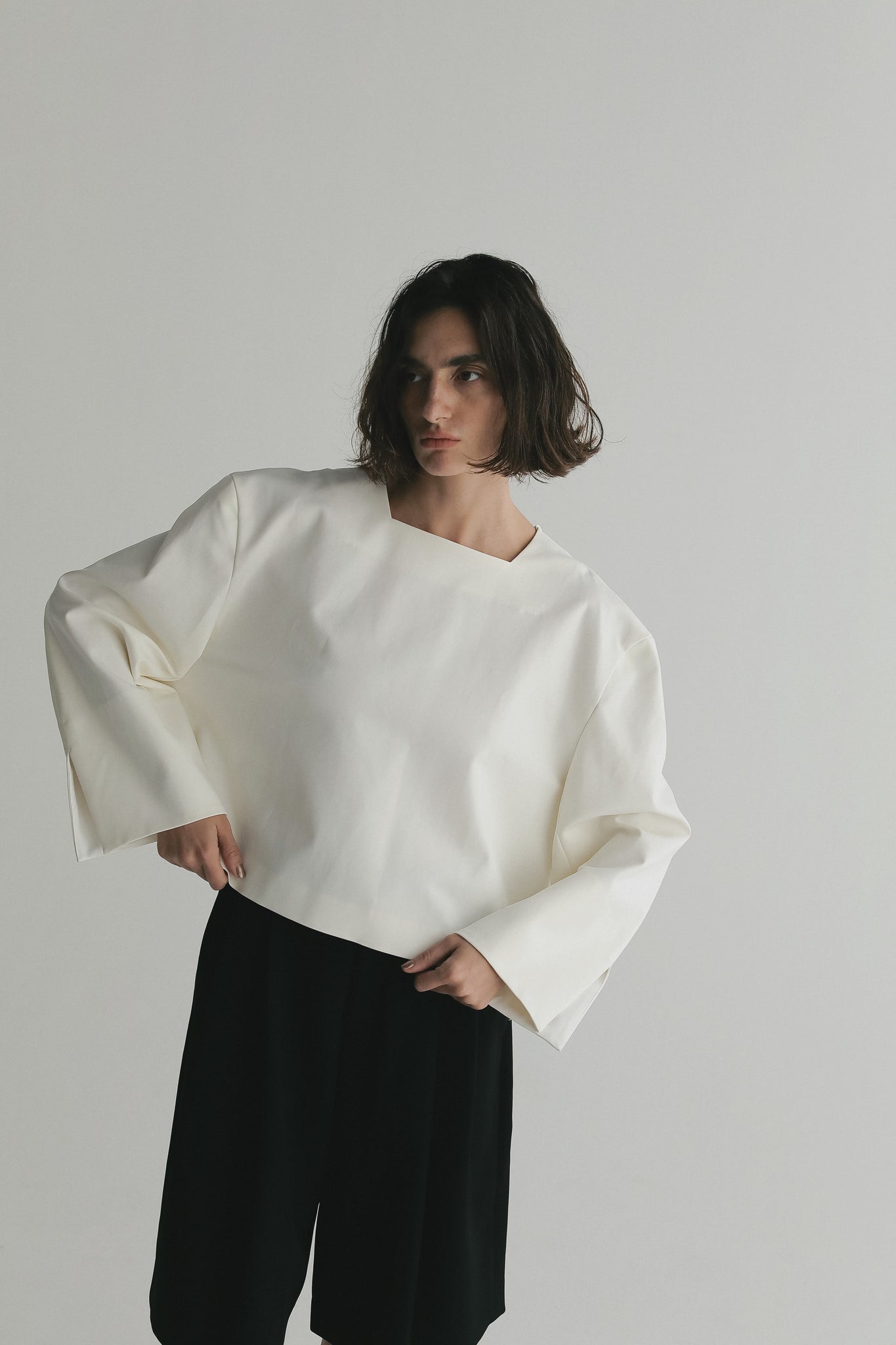 Lohen BACK SLIT COMBI BLOUSE 白　新品 2026SS PRE ORDER】 BACK SLIT COMBI BLOUSE – LOHEN