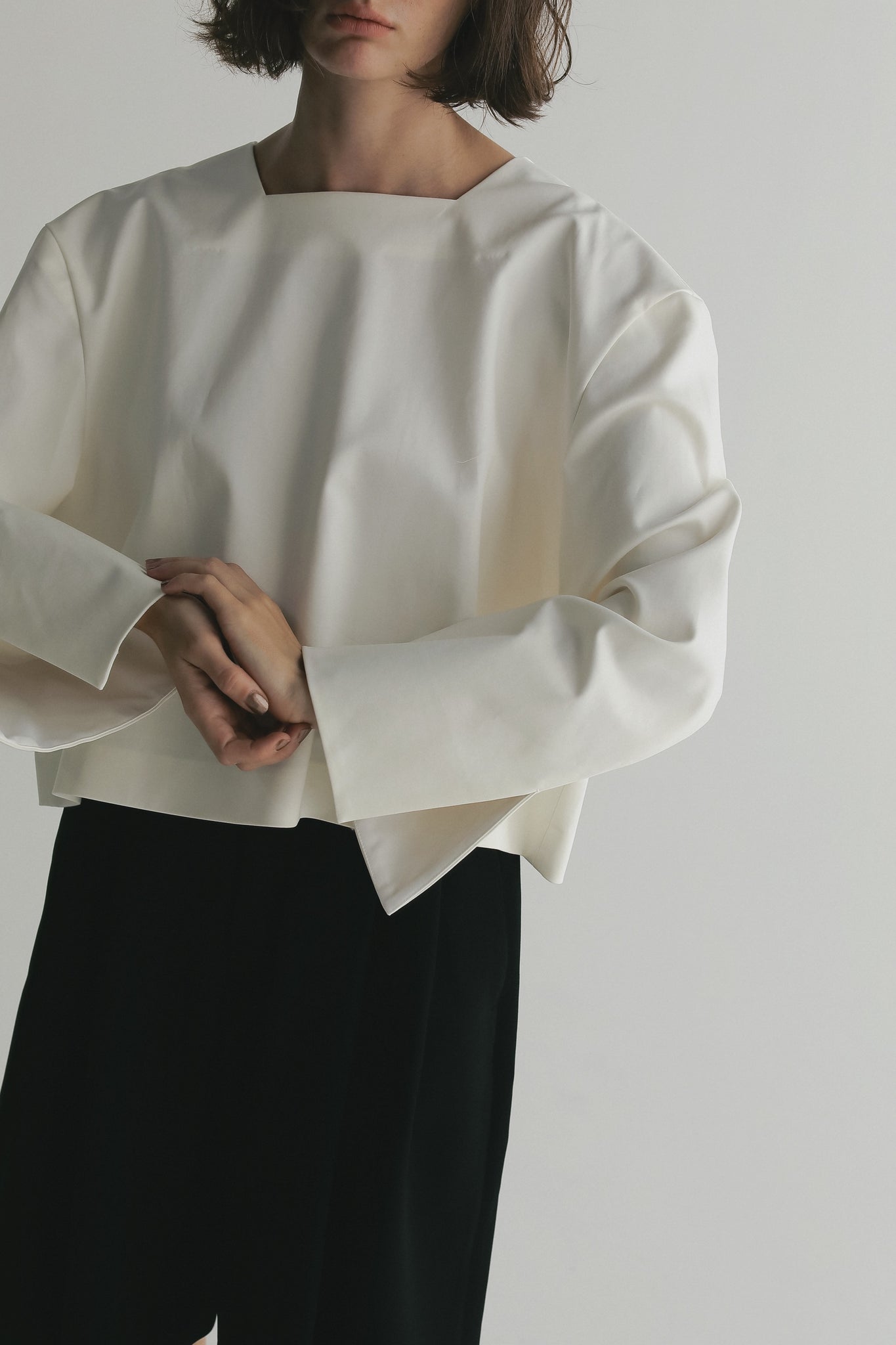 Lohen BACK SLIT COMBI BLOUSE 白　新品 2026SS PRE ORDER】 BACK SLIT COMBI BLOUSE – LOHEN