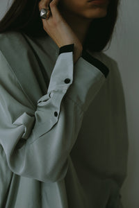 【2024AW PRE ORDER】SHOULDER TACK BLOUSE