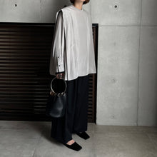 画像をギャラリービューアに読み込む, 【2024AW PRE ORDER】SHOULDER TACK BLOUSE
