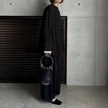 画像をギャラリービューアに読み込む, 【2024AW PRE ORDER】SHOULDER TACK BLOUSE
