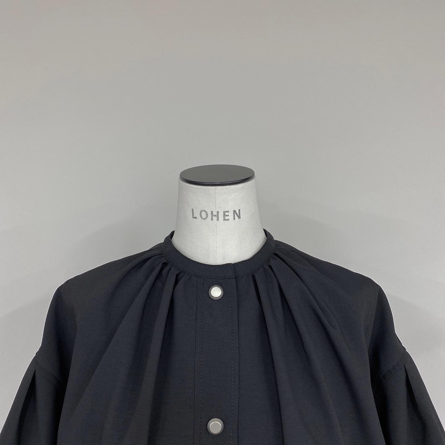 2023SS予約販売商品】フォルムスリーブショートジャケット – LOHEN