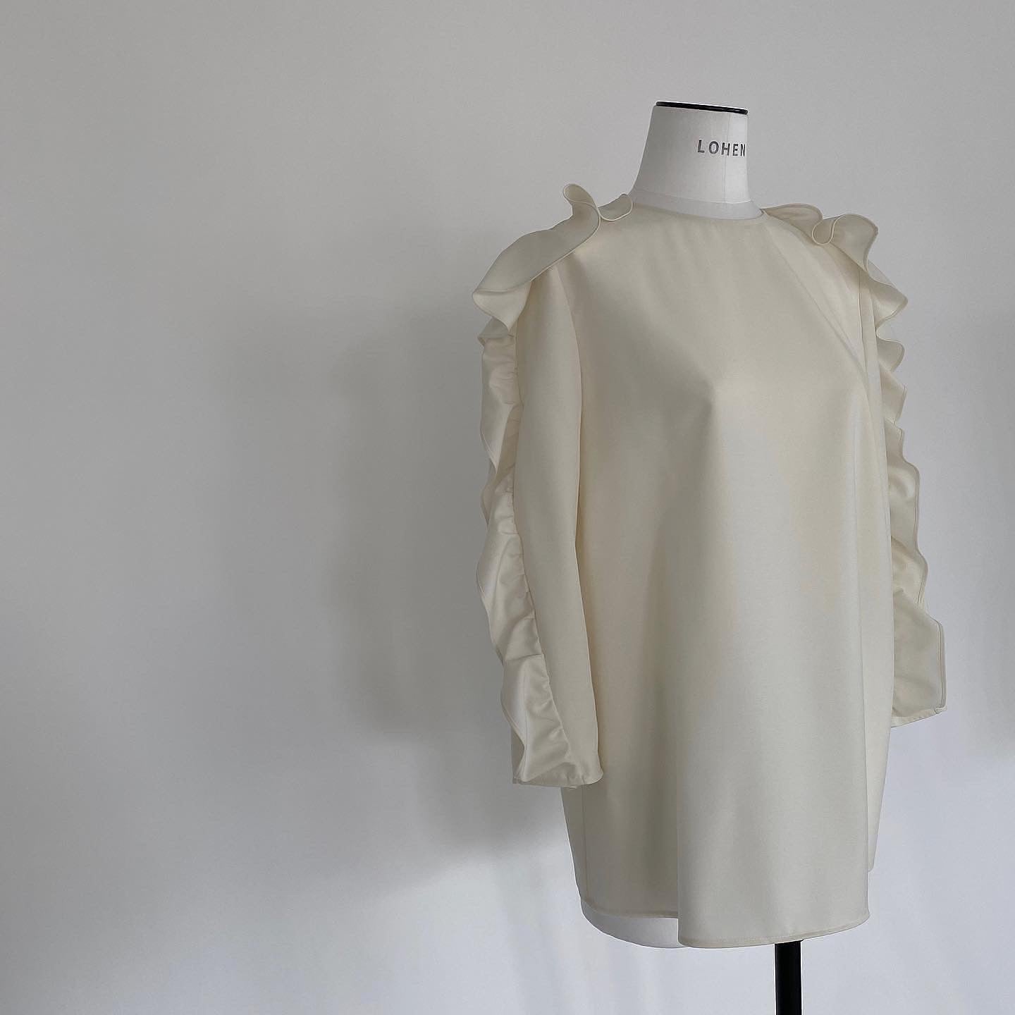 22AW予約販売商品】ワイドラッフルブラウス – LOHEN