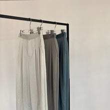 画像をギャラリービューアに読み込む, 【2022年7月23日再販】2タックサテンパンツ
